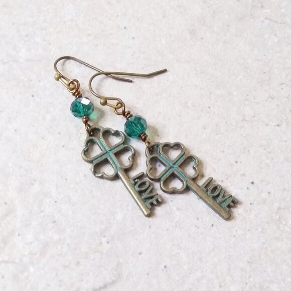 St. Patrick's Day!!! Lightweight 4 Leaf Clover & Love Key Earrings! - Picture 1 of 5